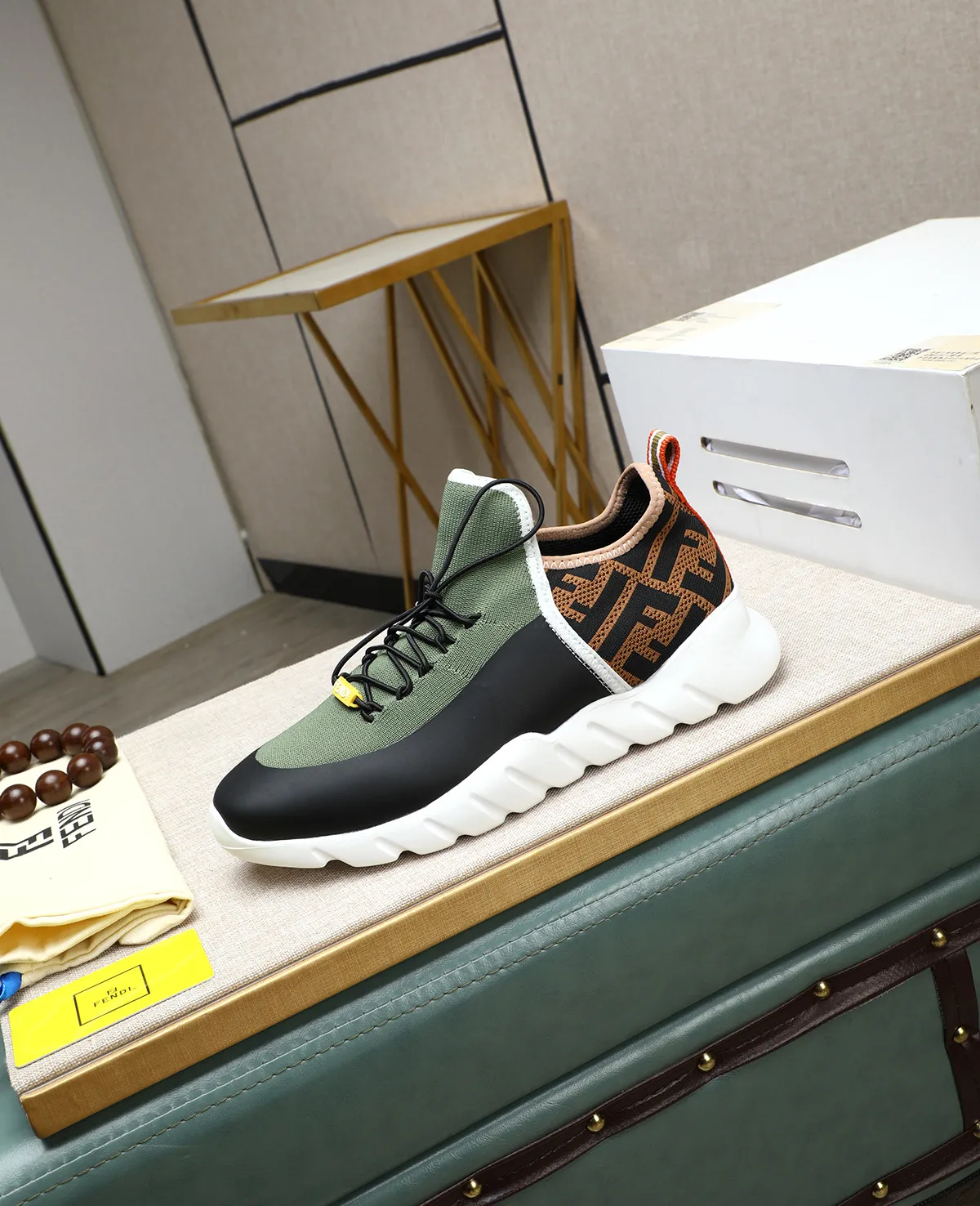 Men's Men's Shoes 💰700 Fendi Fendi's latest Tag series of men's casual mesh sports running shoes, originally purchased and developed, this Tag sports shoe is a one-leg sneaker, made of black high-tech mesh material with gray neoprene details. Oversized FENDI lettering on the side and translucent rubber details. Light and flexible rubber running shoe soles, beautifully packaged at the delivery counter, customized breathable lining, original molded foam rubber outsole, sole thickness: 3.5CM! Size: 39-44 (customized at 38.45.46)